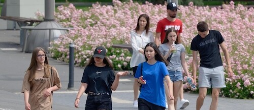students walking on a college tour